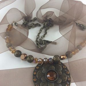 Pendant necklace with chiffon ribbon